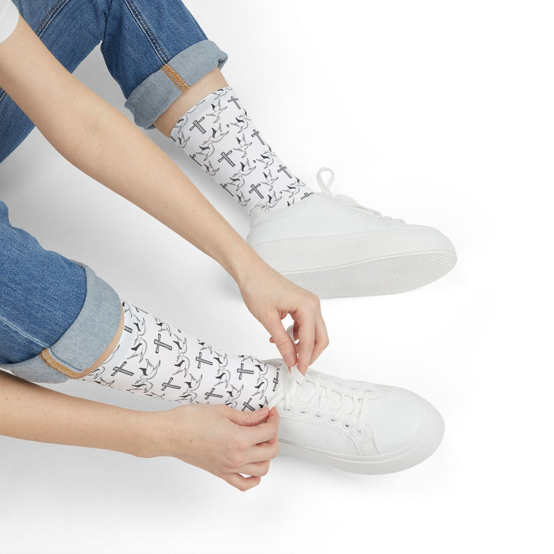 White crew socks with white sneakers and blue rolled-up jeans